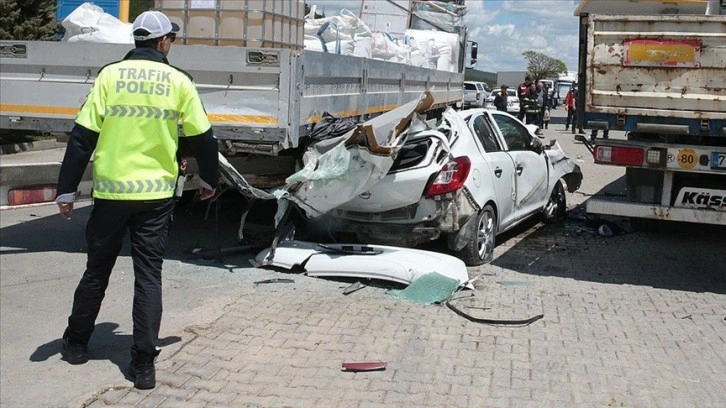 Bolu'da dinlenme tesisinde iki tıra çarpan otomobildeki 3 kişi öldü, 1 kişi yaralandı