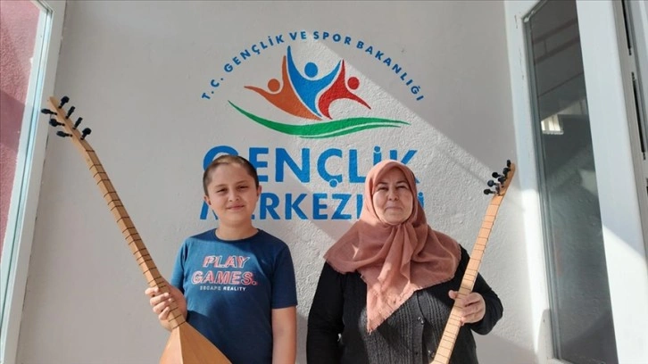 Bolu'da genci yaşlısı bağlama çalmayı öğreniyor