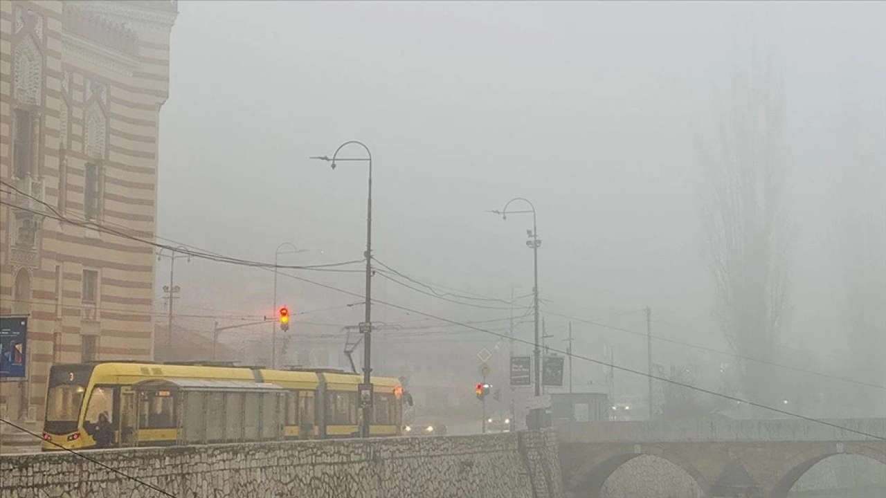 Bosna Hersek'in başkenti Saraybosna'da hava kirliliği nedeniyle görüş mesafesi azaldı