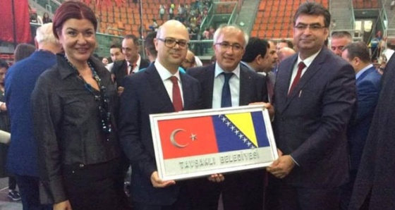 Bosna Hersek’te Türkçe öğrenen öğrencilere sırt çantası ve kırtasiye yardımı