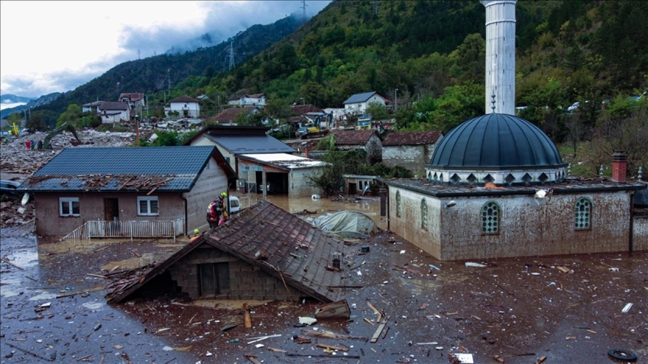 Bosna Hersek'te can kayıplarının olduğu sel felaketinin ardından yaralar sarılıyor