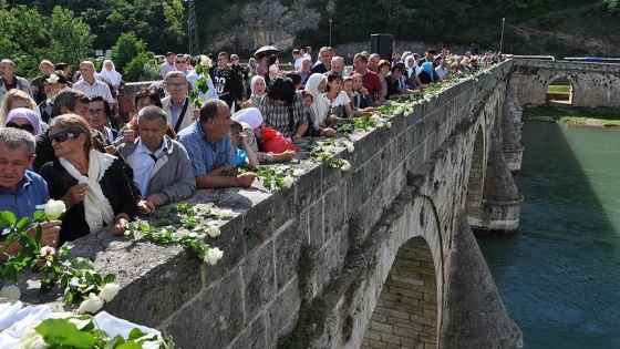 Bosna Savaşı'nda öldürülenler için Drina Nehri'ne 3 bin gül