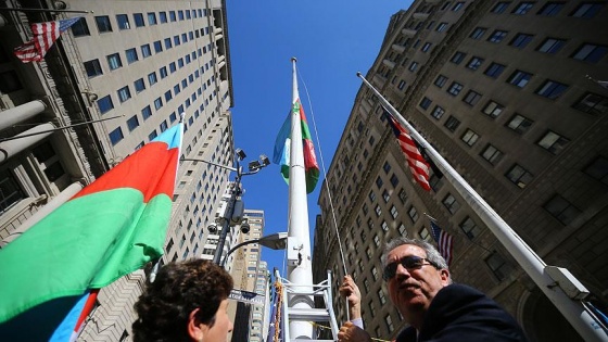 Bowling Green Park'a Azerbaycan bayrağı çekildi