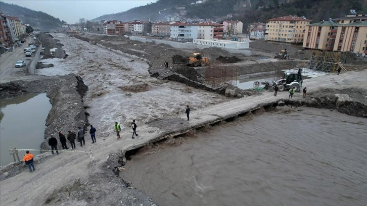 Bozkurt'ta Ezine Çayı eriyen kar suları ile yükseldi