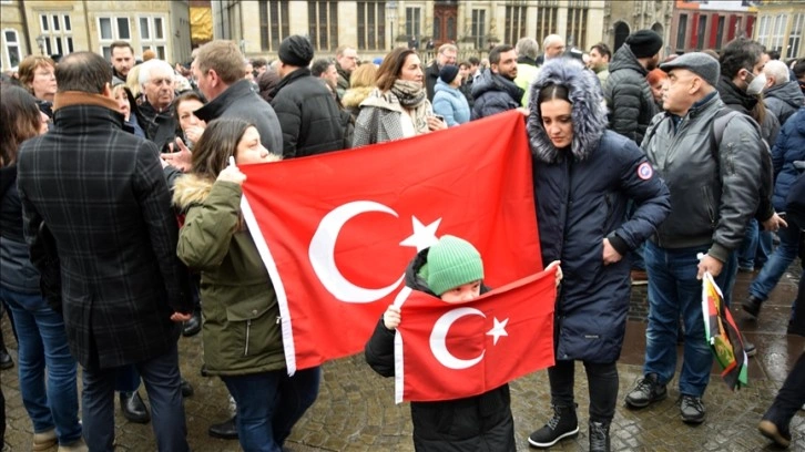 Bremen'de depremde hayatını kaybedenler için bir dakikalık saygı duruşu