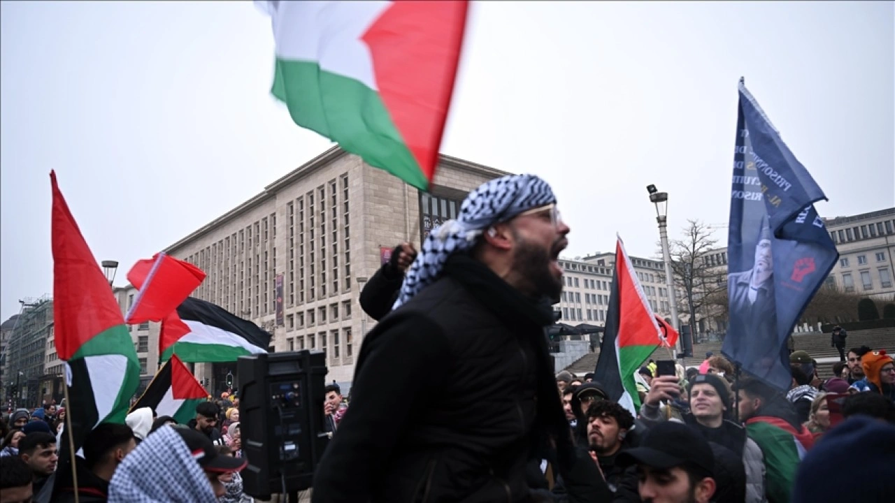 Brüksel'de toplanan yüzlerce kişi, göreve başlamasının arifesinde Trump'ı protesto etti