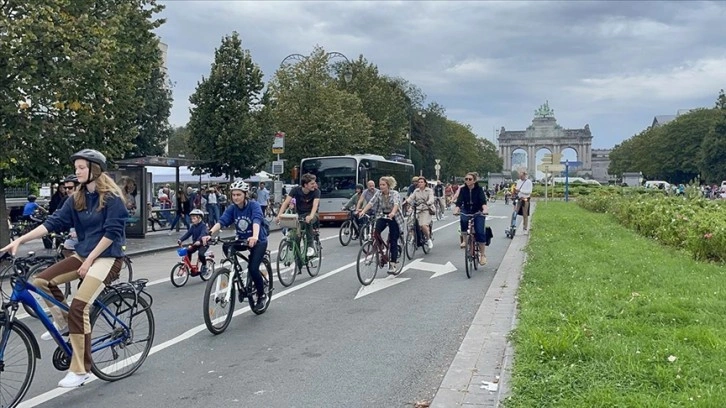 Brüksel sakinleri trafiğe kapatılan yolların keyfini "sürdü"