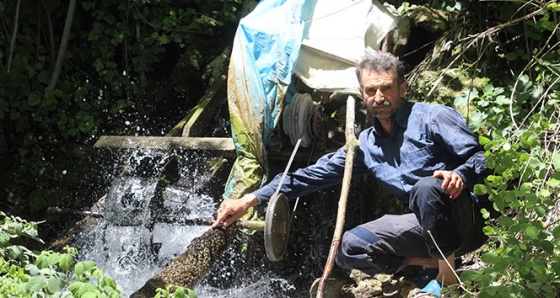 Bu köyde herkes elektrik parası ödüyor bir tek o ödemiyor