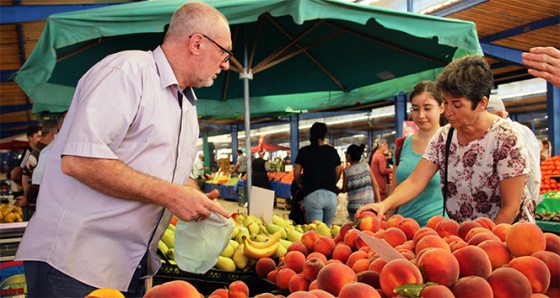 Bu pazarda ne sıcaklar ne de fiyatlar yakıyor