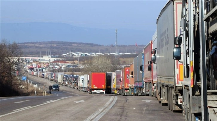 Bulgaristan tarafının yetersiz kalması Hamzabeyli Sınır Kapısı'nda tır kuyruğuna neden oldu