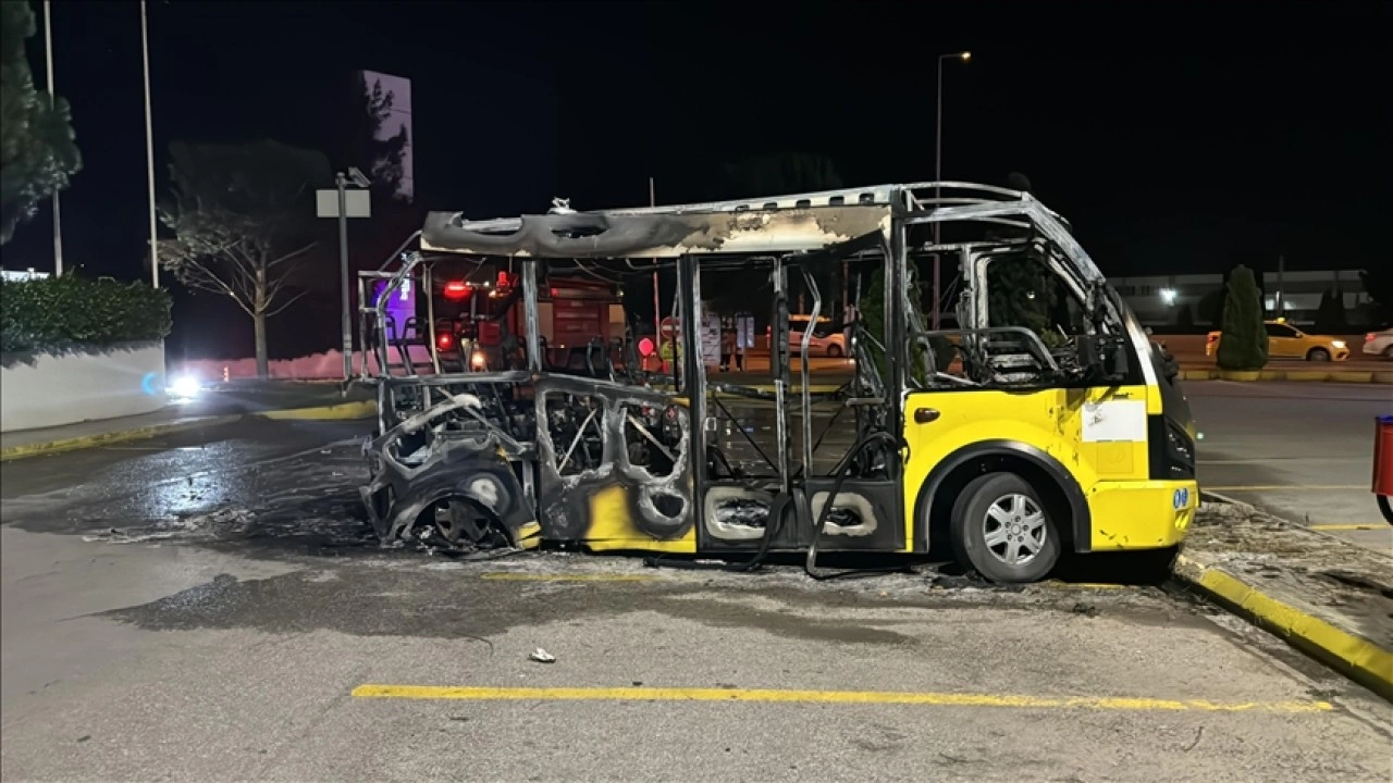 Bursa'da belediyeye ait yolcu minibüsü yandı