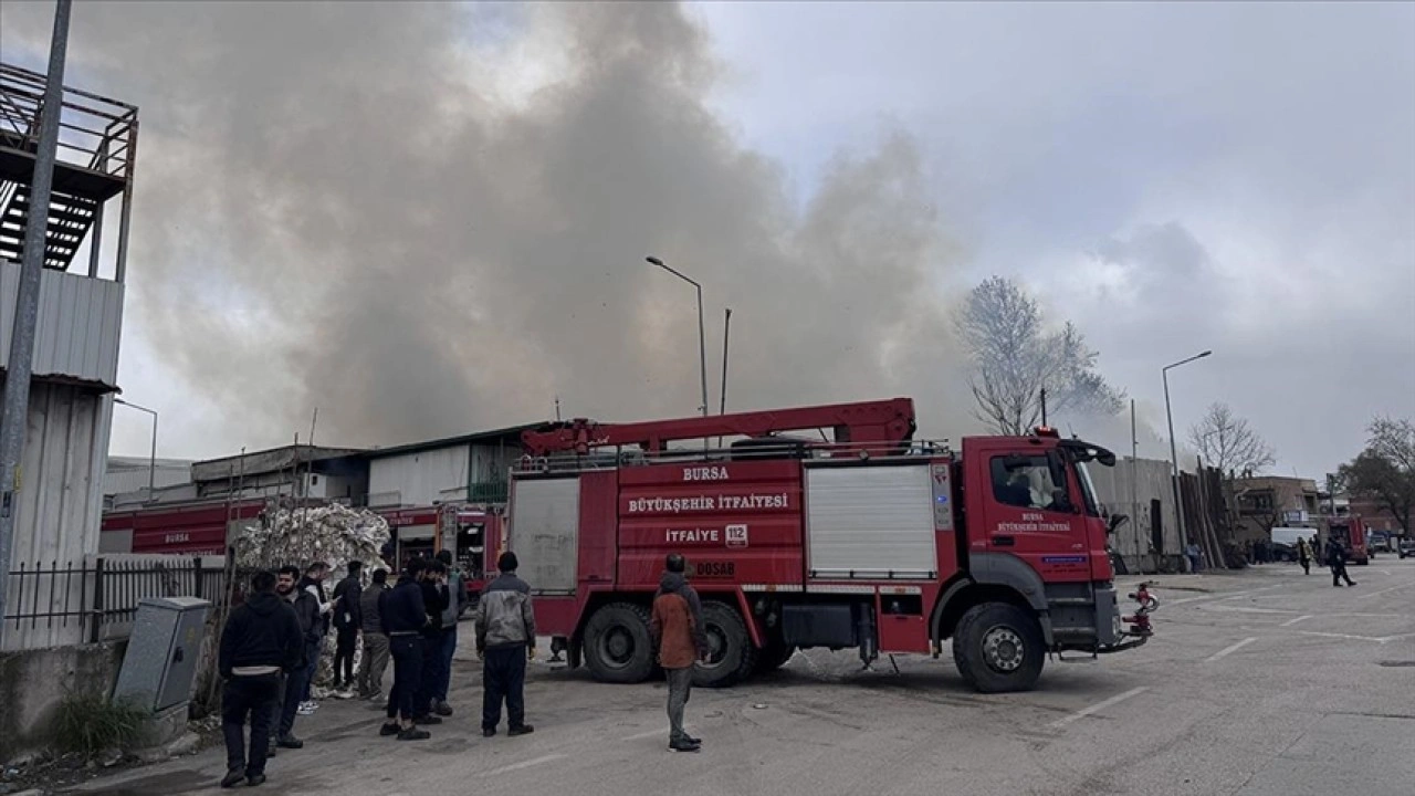 Bursa'da geri dönüşüm tesisinde çıkan yangın söndürüldü