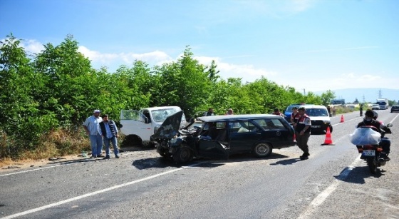 Bursa'da kamyonet ile otomobil kafa kafaya çarpıştı: 4 Yaralı