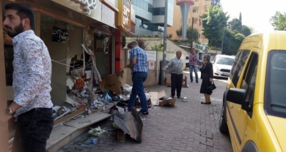 Bursa'da otomobil 2 dükkana daldı