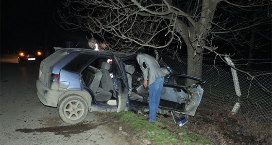 Bursa'da otomobil ağaca çarptı: 1 ölü, 1 yaralı