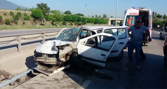 Bursa'da otomobil direğe çarptı: 5 yaralı