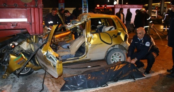 Bursa'da otomobil TIR'ın altına girdi: 1 ölü 1 yaralı