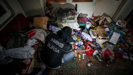 Bursa'da 'şafak operasyonu'nda arama yapılan çöp evden uyuşturucu çıktı