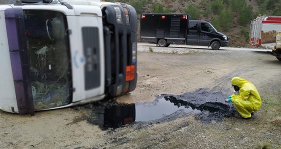 Bursa'da tanker devrildi, kimyasal madde paniği yaşandı