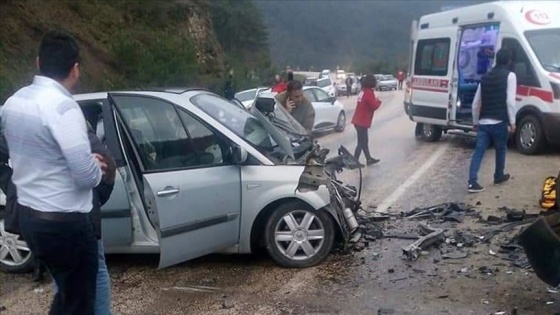 Bursa'da trafik kazası: 2 ölü, 8 yaralı