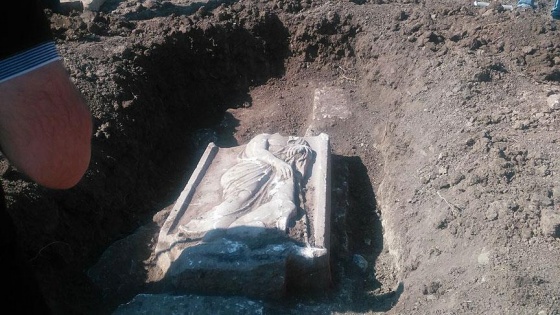 Bursa'daki kaçak kazıda 2 bin yıllık mezar steli bulundu