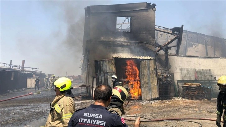 Bursa'da fabrikada çıkan yangına müdahale ediliyor