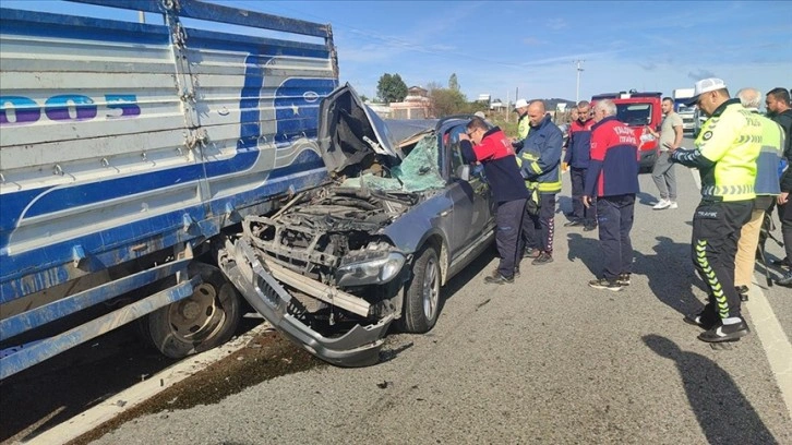 Bursa'da otomobilin çarptığı sürücüye ilk müdahaleyi olay yerinden geçen hemşire yaptı