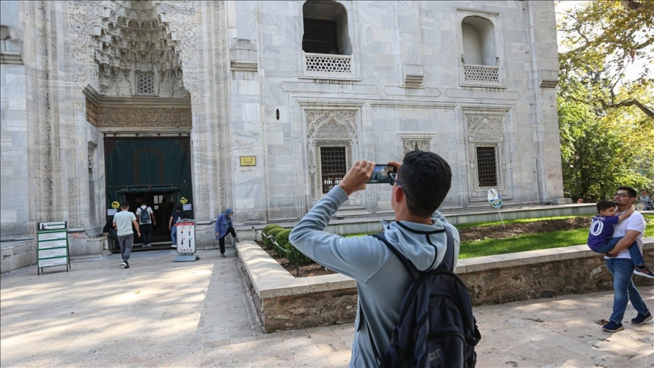 Bursa'da yabancı erkek turistler cami ziyaretinde saygılarından şortlarının üzerine etek giydi