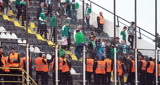 Bursaspor taraftarı tribünü terk etti