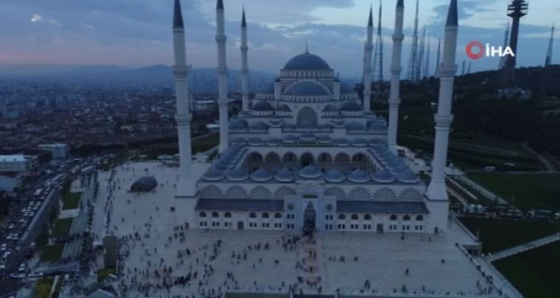 Büyük Çamlıca Camii ilk bayram namazında havadan görüntülendi
