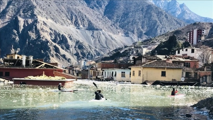 Büyük kısmı su altında kalan eski Yusufeli ilçe merkezinde kanocular antrenman yapıyor