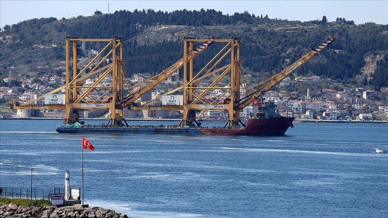 Büyük liman vinci taşıyan geminin Çanakkale Boğazı'ndan geçişi başladı