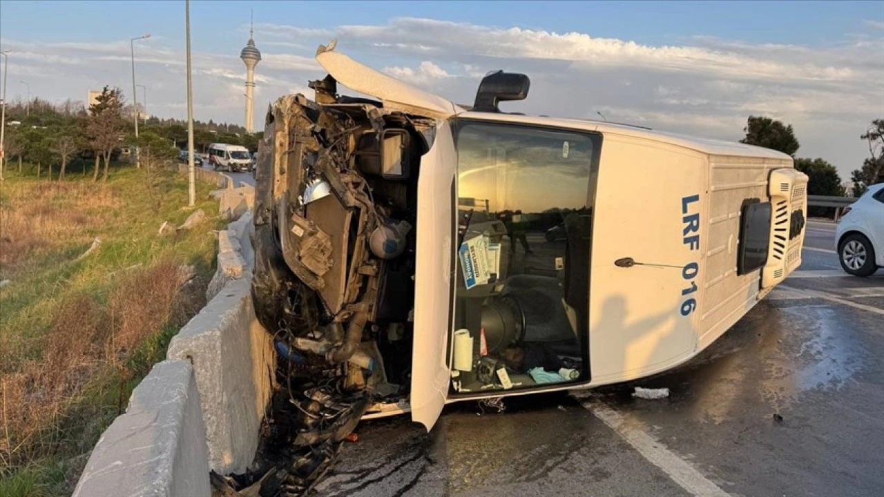 Büyükçekmece'de servis minibüsünün devrilmesi sonucu trafik yoğunluğu oluştu