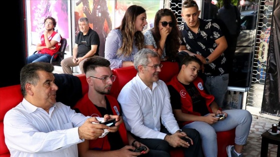 Büyükelçiler gençlerle playstationda maç oynadı