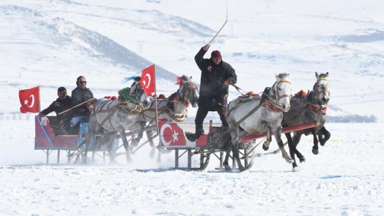 Buz tutan Çıldır Gölü'nde 'kış şöleni'ne yoğun ilgi