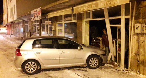 Buzda kayan otomobil iş yerine girdi