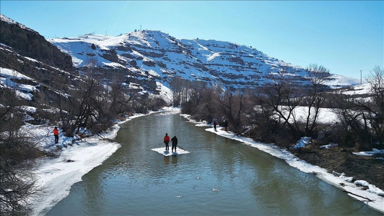 "Buzdan sal" ile karşı kıyıya geçip nehirde Eskimo usulü balık avlıyorlar