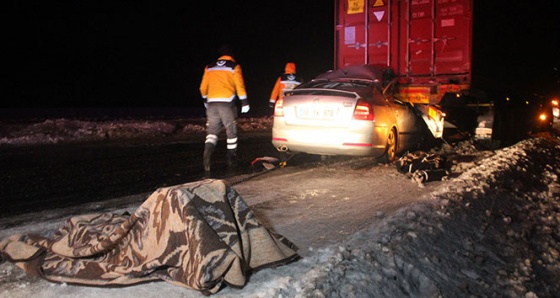 Buzlanan yolda feci kaza: 2’si çocuk 4 ölü