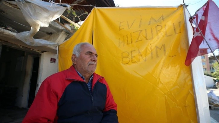 Çadırına "Evim huzurlu benim" yazısı asan depremzededen umut dolu mesajlar