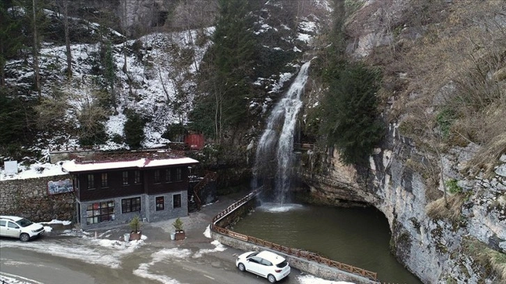 Çal Mağarası üzerindeki kale, içindeki çağlayan ve gölle turizme katkı sunuyor