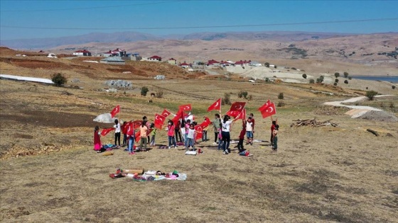 Çalıkuşu Tuğba, köylerde okuma atölyeleri kurarak öğrencilerin gönlüne dokunuyor