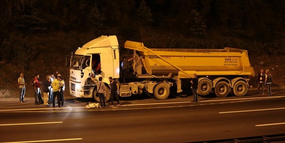 Çalıntı TIR, TEM otoyolunun kapanmasına neden oldu