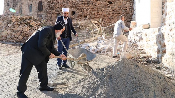 Cami onarımına rahipten destek