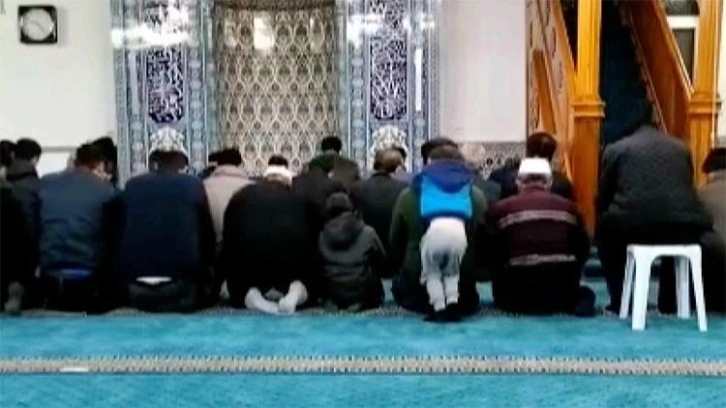 Camide namaz kılan babasının sırtına çıkan çocuğun görüntüsü gülümsetti