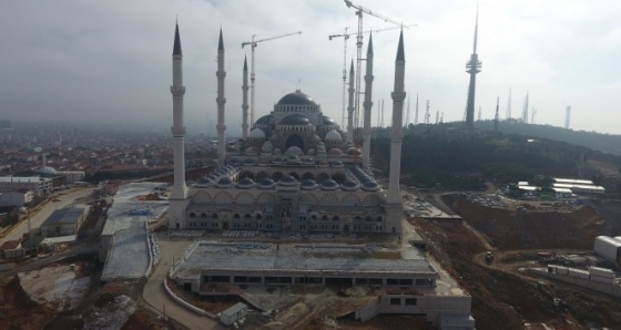 Çamlıca Camii'nin alemi, kubbesinin üstüne yerleştirildi