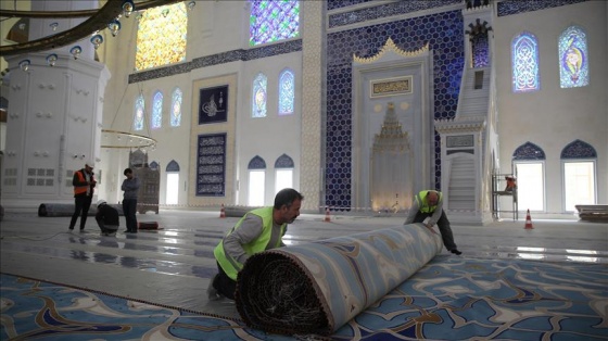 Çamlıca Camisi'nin halıları serilmeye başlandı