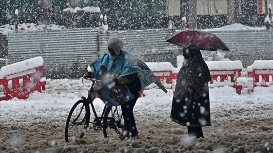 Cammu Keşmir'de yoğun kar nedeniyle 6 kişi öldü