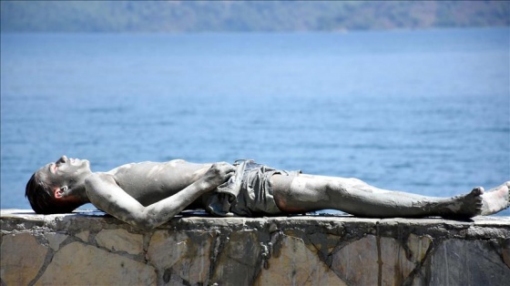 Çamur banyoları turistlerin vazgeçilmezi oldu