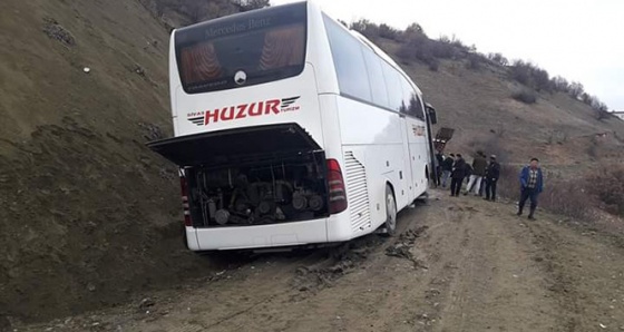 Çamura saplanan yolcu otobüsünü traktörle kurtardılar