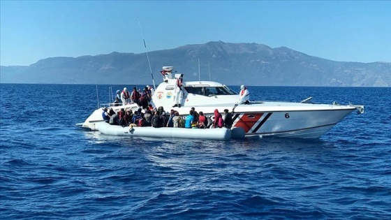 Çanakkale açıklarında Türk kara sularına itilen 50 sığınmacı kurtarıldı